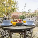 1 School Lane Holiday home